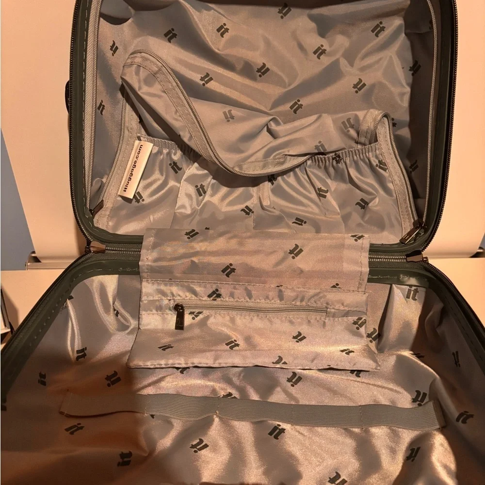 it Luggage Glitzy hardside vanity case in an olive green color - Picture 4 of 4